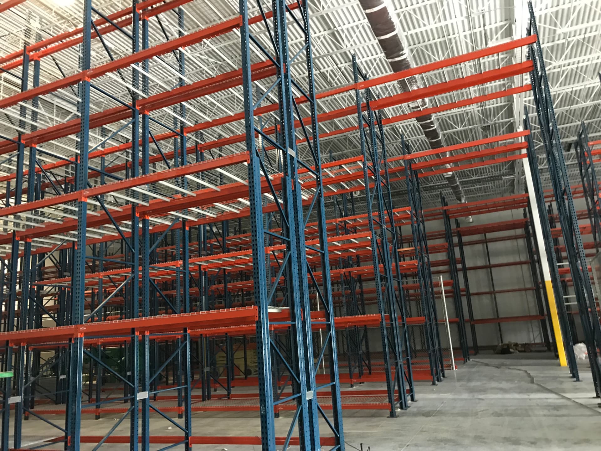 Selective pallet rack with wire mesh decking