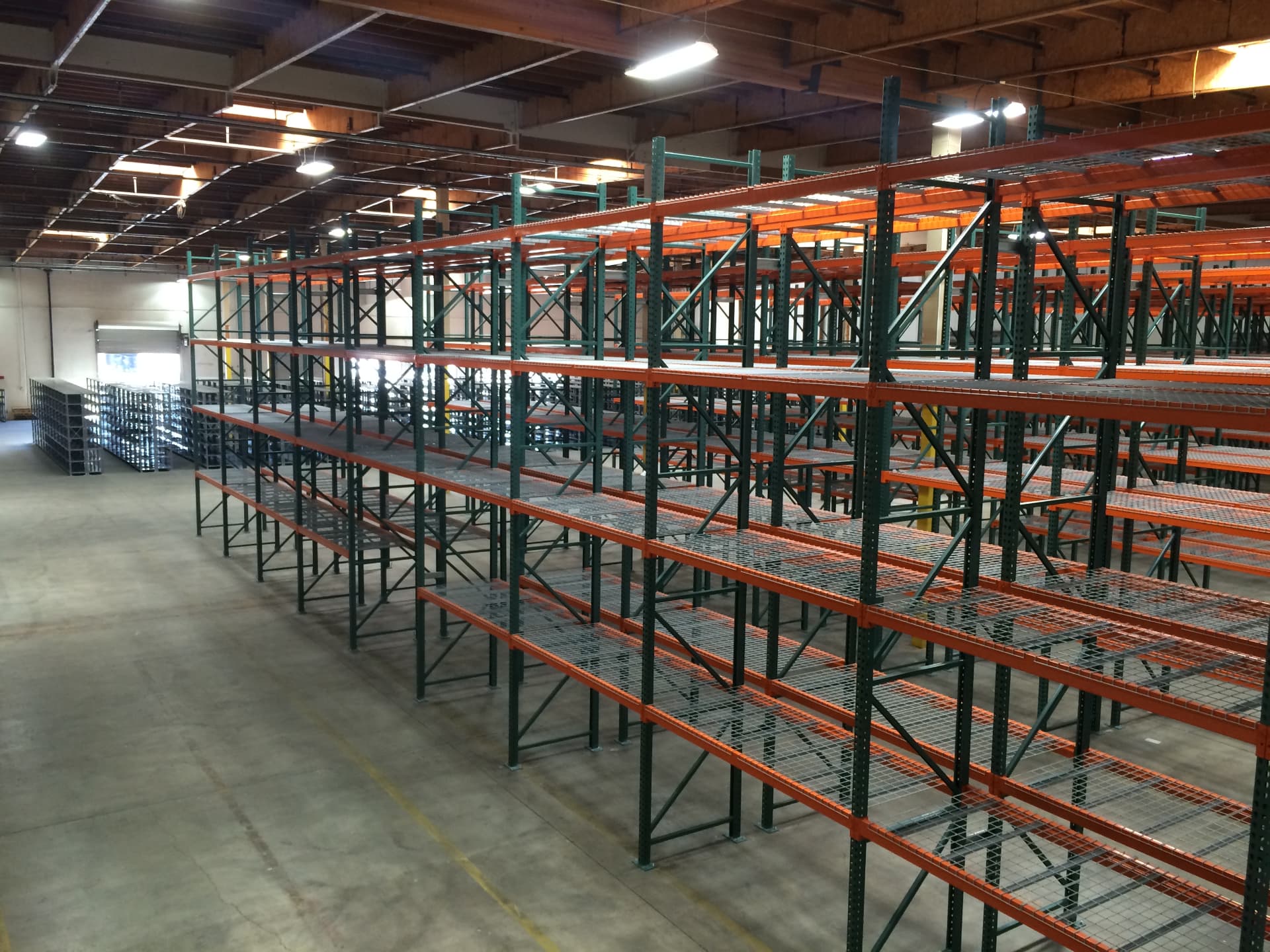 Large-scale pallet racking with wire mesh decks